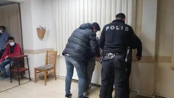 'Paralı oyun oynamak yasaktır' yazılı dairede kumar oynayan 19 kişiye para cezası 'Paralı oyun oynamak yasaktır' yazılı dairede kumar oynayan 19 kişiye para cezası