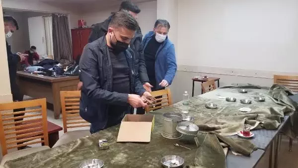 'Paralı oyun oynamak yasaktır' yazılı dairede kumar oynayan 19 kişiye para cezası 'Paralı oyun oynamak yasaktır' yazılı dairede kumar oynayan 19 kişiye para cezası