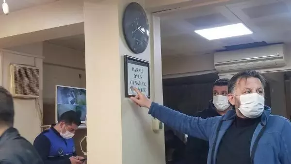 'Paralı oyun oynamak yasaktır' yazılı dairede kumar oynayan 19 kişiye para cezası 'Paralı oyun oynamak yasaktır' yazılı dairede kumar oynayan 19 kişiye para cezası