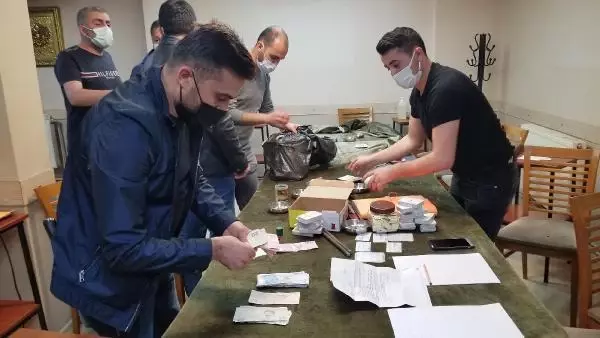 'Paralı oyun oynamak yasaktır' yazılı dairede kumar oynayan 19 kişiye para cezası 'Paralı oyun oynamak yasaktır' yazılı dairede kumar oynayan 19 kişiye para cezası