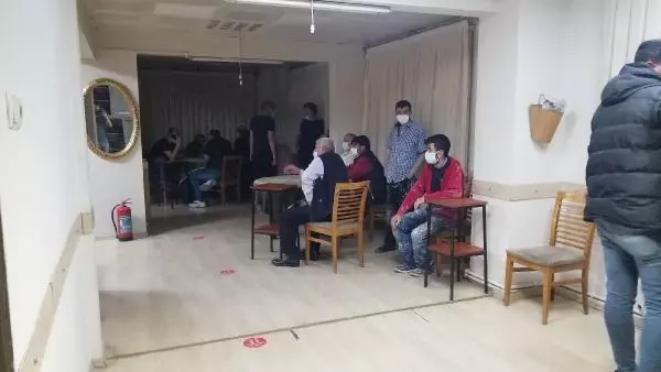 'Paralı oyun oynamak yasaktır' yazılı dairede kumar oynayan 19 kişiye para cezası 'Paralı oyun oynamak yasaktır' yazılı dairede kumar oynayan 19 kişiye para cezası