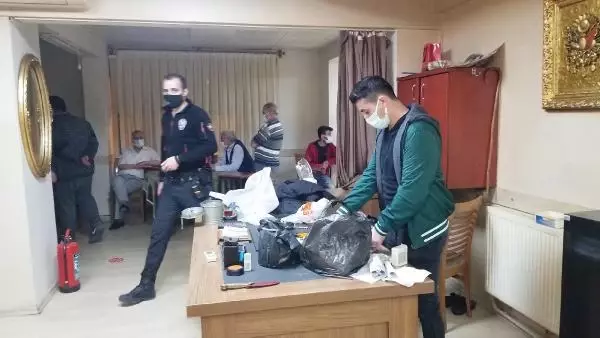 'Paralı oyun oynamak yasaktır' yazılı dairede kumar oynayan 19 kişiye para cezası 'Paralı oyun oynamak yasaktır' yazılı dairede kumar oynayan 19 kişiye para cezası