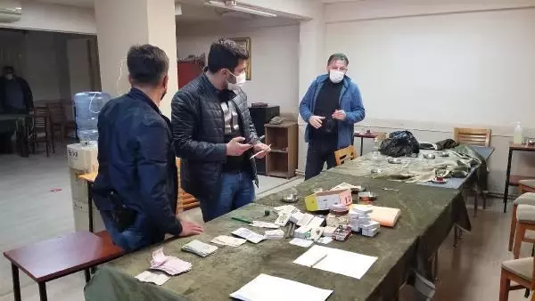 'Paralı oyun oynamak yasaktır' yazılı dairede kumar oynayan 19 kişiye para cezası 'Paralı oyun oynamak yasaktır' yazılı dairede kumar oynayan 19 kişiye para cezası