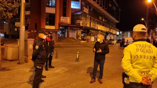 Polis ekipleri şehirde 100'e yakın noktada denetimlerini sürdürüyor Polis ekipleri şehirde 100'e yakın noktada denetimlerini sürdürüyor