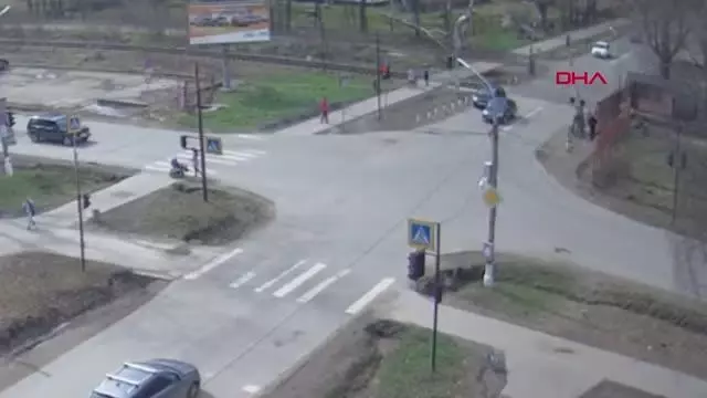 Rusya'da kadın ve çocuk düşen ağacın altında kalmaktan kıl payı kurtuldu Rusya'da kadın ve çocuk düşen ağacın altında kalmaktan kıl payı kurtuldu