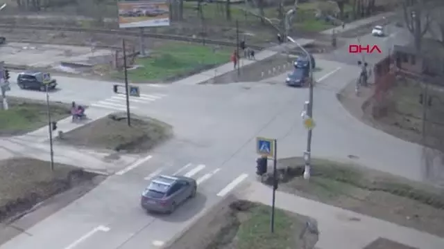 Rusya'da kadın ve çocuk düşen ağacın altında kalmaktan kıl payı kurtuldu Rusya'da kadın ve çocuk düşen ağacın altında kalmaktan kıl payı kurtuldu