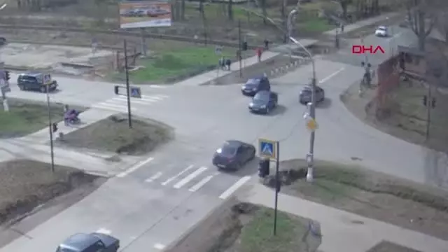 Rusya'da kadın ve çocuk düşen ağacın altında kalmaktan kıl payı kurtuldu Rusya'da kadın ve çocuk düşen ağacın altında kalmaktan kıl payı kurtuldu