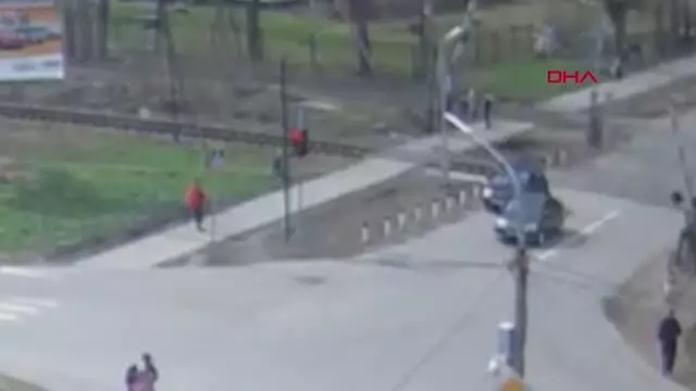 Rusya'da kadın ve çocuk düşen ağacın altında kalmaktan kıl payı kurtuldu Rusya'da kadın ve çocuk düşen ağacın altında kalmaktan kıl payı kurtuldu