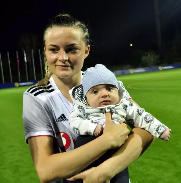 Şampiyon Beşiktaş kupasını aldı Şampiyon Beşiktaş kupasını aldı