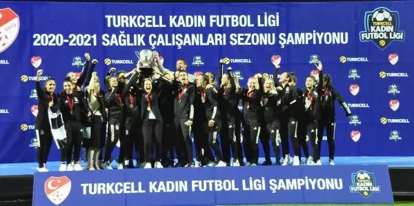 Şampiyon Beşiktaş kupasını aldı Şampiyon Beşiktaş kupasını aldı