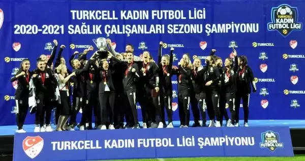 Şampiyon Beşiktaş kupasını aldı Şampiyon Beşiktaş kupasını aldı