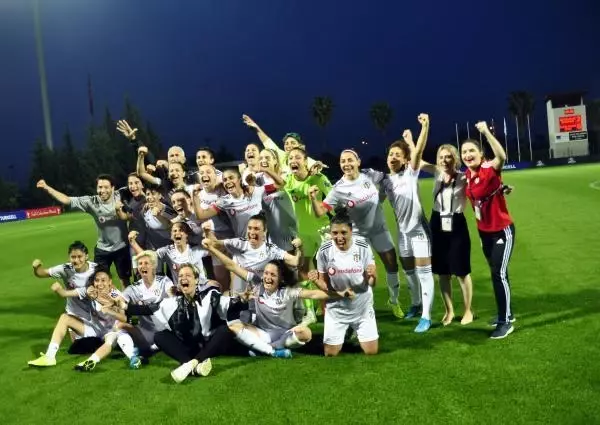 Şampiyon Beşiktaş kupasını aldı Şampiyon Beşiktaş kupasını aldı