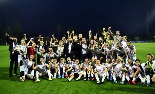 Şampiyon Beşiktaş kupasını aldı Şampiyon Beşiktaş kupasını aldı