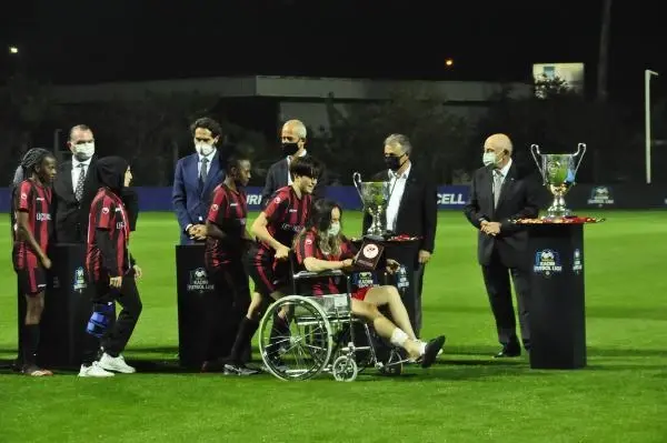 Şampiyon Beşiktaş kupasını aldı Şampiyon Beşiktaş kupasını aldı