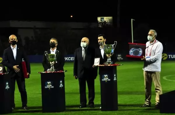 Şampiyon Beşiktaş kupasını aldı Şampiyon Beşiktaş kupasını aldı