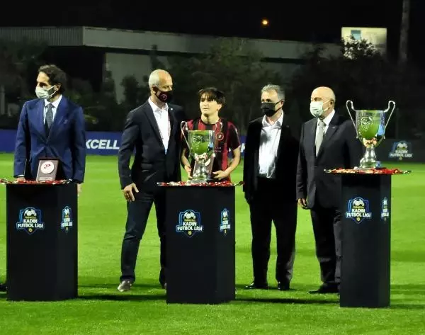 Şampiyon Beşiktaş kupasını aldı Şampiyon Beşiktaş kupasını aldı
