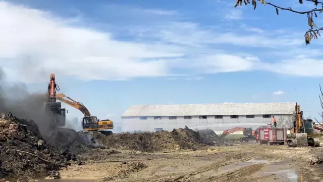 Son dakika haber... Santral yangınında enkaz kaldırma çalışması başladı Son dakika haber... Santral yangınında enkaz kaldırma çalışması başladı