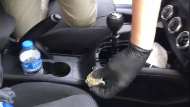Sarıyer'de yardım dağıtma görünümünde uyuşturucu satan torbacı yakalandı Sarıyer'de yardım dağıtma görünümünde uyuşturucu satan torbacı yakalandı