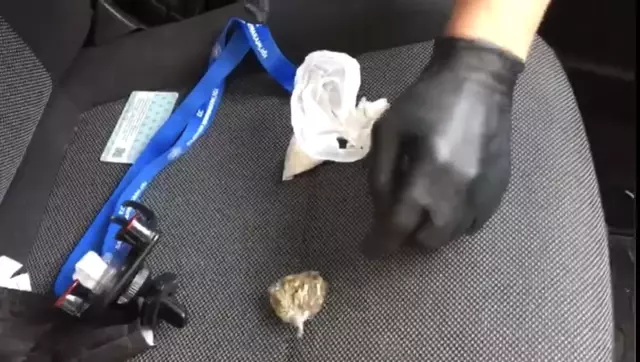 Sarıyer'de yardım dağıtma görünümünde uyuşturucu satan torbacı yakalandı Sarıyer'de yardım dağıtma görünümünde uyuşturucu satan torbacı yakalandı