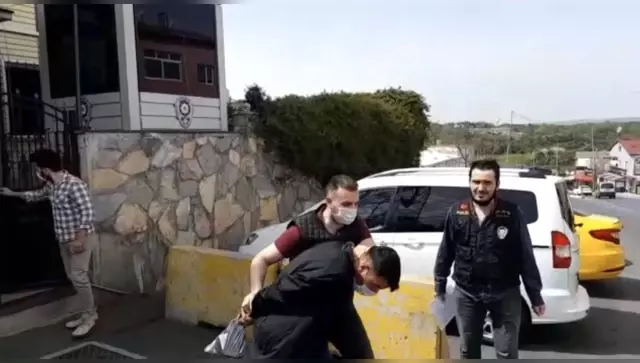 Sarıyer'de yardım dağıtma görünümünde uyuşturucu satan torbacı yakalandı Sarıyer'de yardım dağıtma görünümünde uyuşturucu satan torbacı yakalandı
