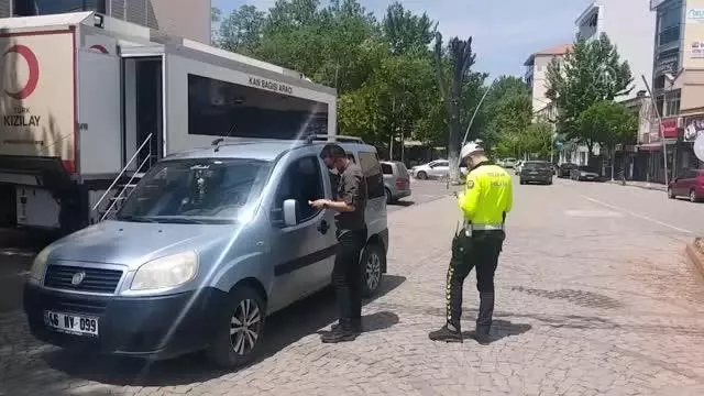 Sokağa çıkma kısıtlamasına yönelik denetimler sürüyor Sokağa çıkma kısıtlamasına yönelik denetimler sürüyor