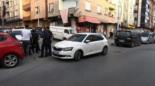 SULTANGAZİ'DE SEYİR HALİNDEKİ ARACA ATEŞ AÇILDI SULTANGAZİ'DE SEYİR HALİNDEKİ ARACA ATEŞ AÇILDI