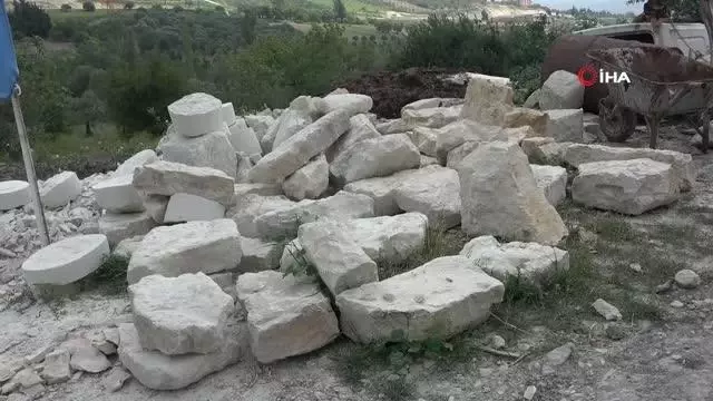 Suriyeli Abdülvahit ekmeğini taştan çıkarıyor Suriyeli Abdülvahit ekmeğini taştan çıkarıyor