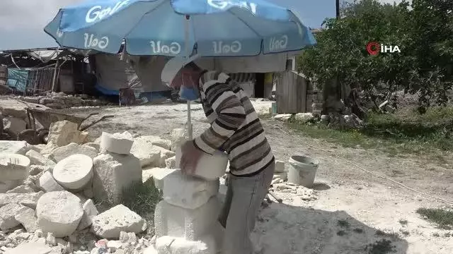 Suriyeli Abdülvahit ekmeğini taştan çıkarıyor Suriyeli Abdülvahit ekmeğini taştan çıkarıyor