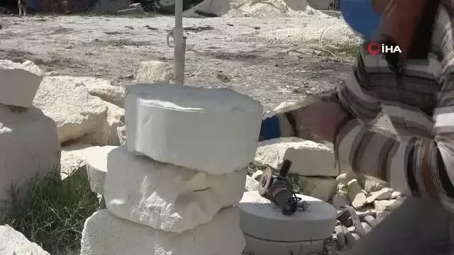 Suriyeli Abdülvahit ekmeğini taştan çıkarıyor Suriyeli Abdülvahit ekmeğini taştan çıkarıyor