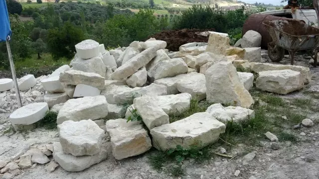 Suriyeli Abdülvahit ekmeğini taştan çıkarıyor Suriyeli Abdülvahit ekmeğini taştan çıkarıyor