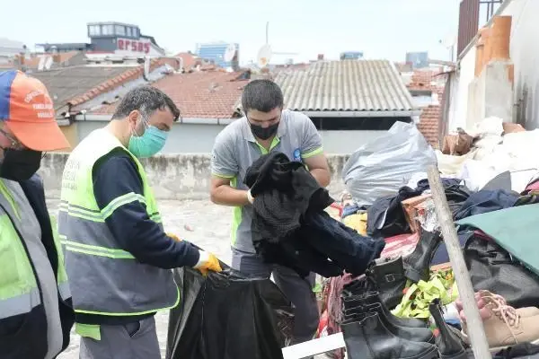 Topçular'da çöp ev temizlendi, evden bir kamyon çöp çıktı Topçular'da çöp ev temizlendi, evden bir kamyon çöp çıktı