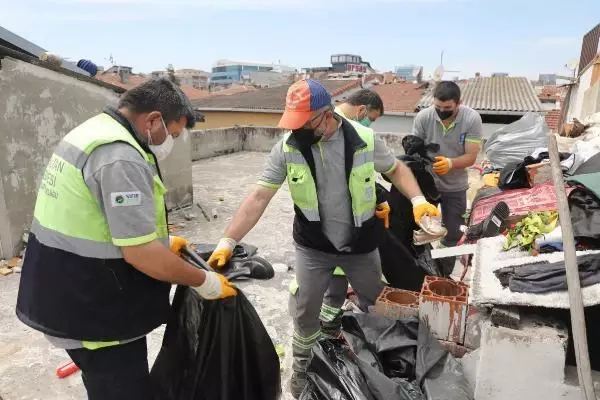 Topçular'da çöp ev temizlendi, evden bir kamyon çöp çıktı Topçular'da çöp ev temizlendi, evden bir kamyon çöp çıktı