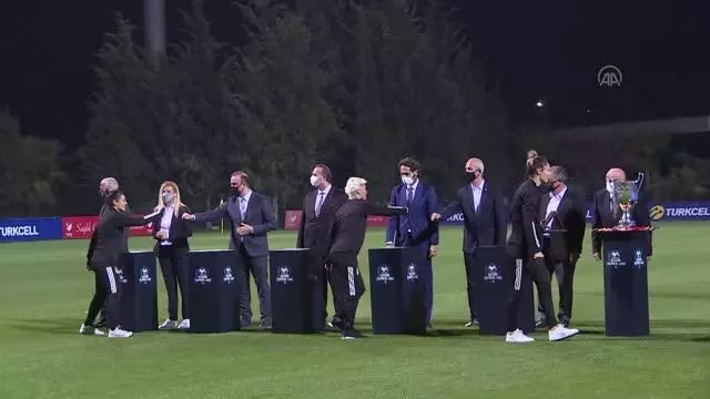 Turkcell Kadın Futbol Ligi'nde kupa töreni yapıldı (2) Turkcell Kadın Futbol Ligi'nde kupa töreni yapıldı (2)