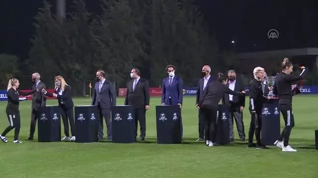 Turkcell Kadın Futbol Ligi'nde kupa töreni yapıldı (2) Turkcell Kadın Futbol Ligi'nde kupa töreni yapıldı (2)