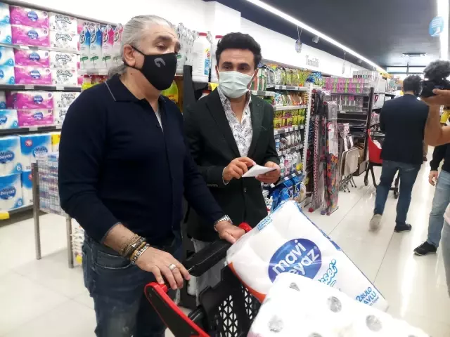 Ünlü radyocular Sultangazili vatandaşların market alışverişini yaptı Ünlü radyocular Sultangazili vatandaşların market alışverişini yaptı