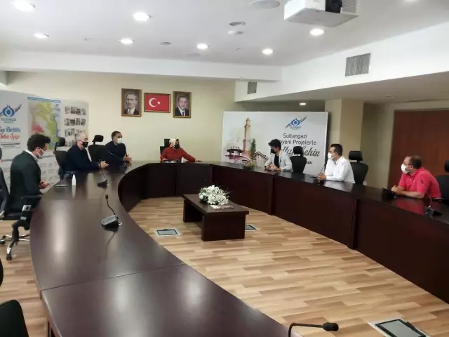Ünlü radyocular Sultangazili vatandaşların market alışverişini yaptı Ünlü radyocular Sultangazili vatandaşların market alışverişini yaptı