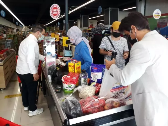 Ünlü radyocular Sultangazili vatandaşların market alışverişini yaptı Ünlü radyocular Sultangazili vatandaşların market alışverişini yaptı