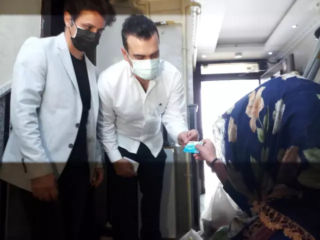 Ünlü radyocular Sultangazili vatandaşların market alışverişini yaptı Ünlü radyocular Sultangazili vatandaşların market alışverişini yaptı