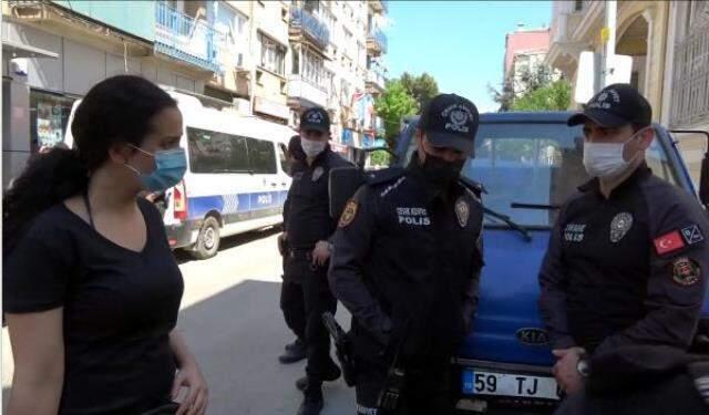Vakaların yüzde 50 düştüğü kentte tedbirler daha da sıkılaştırıldı! Çocuklarıyla markete gidenlere ceza kesildi Vakaların yüzde 50 düştüğü kentte tedbirler daha da sıkılaştırıldı! Çocuklarıyla markete gidenlere ceza kesildi