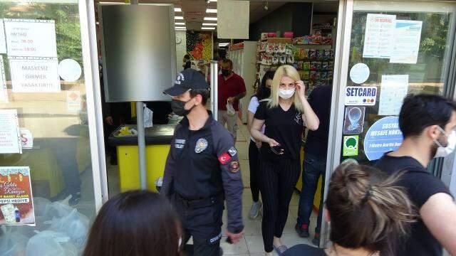 Vakaların yüzde 50 düştüğü kentte tedbirler daha da sıkılaştırıldı! Çocuklarıyla markete gidenlere ceza kesildi Vakaların yüzde 50 düştüğü kentte tedbirler daha da sıkılaştırıldı! Çocuklarıyla markete gidenlere ceza kesildi