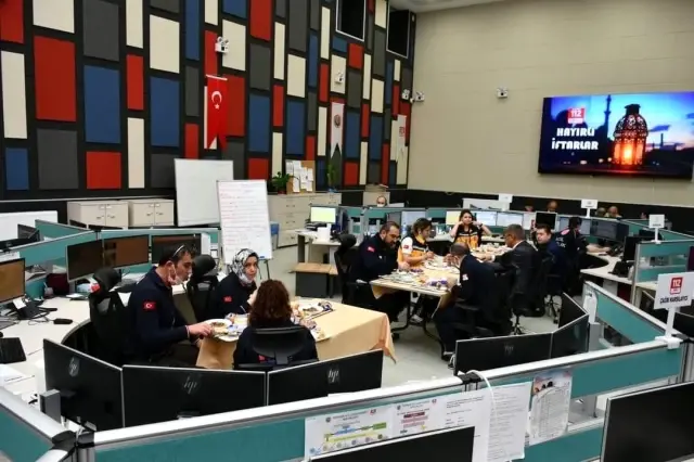 Vali Gürel, 112 personeli ile iftar açtı Vali Gürel, 112 personeli ile iftar açtı