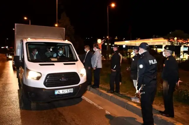 Vali Gürel, uygulamala noktalarında sürücülerin izin belgelerini kontrol etti Vali Gürel, uygulamala noktalarında sürücülerin izin belgelerini kontrol etti