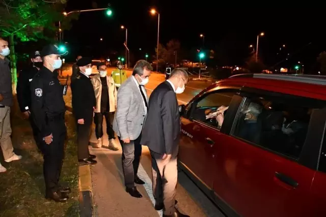 Vali Gürel, uygulamala noktalarında sürücülerin izin belgelerini kontrol etti Vali Gürel, uygulamala noktalarında sürücülerin izin belgelerini kontrol etti