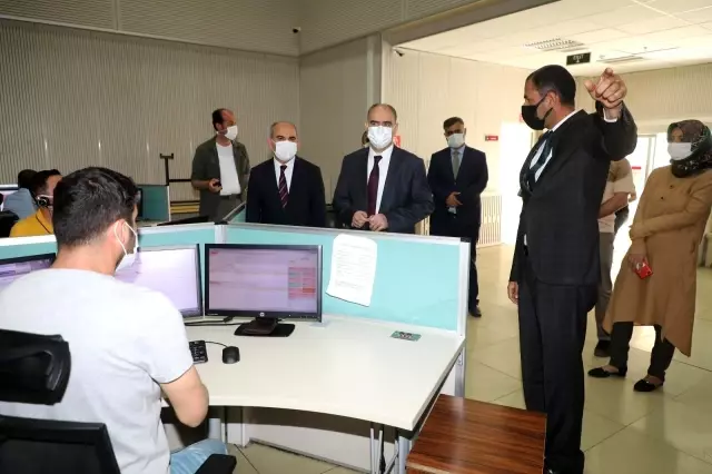 Konya Valisi Özkan 112 Acil Çağrı Merkezi'nde incelemelerde bulundu Konya Valisi Özkan 112 Acil Çağrı Merkezi'nde incelemelerde bulundu