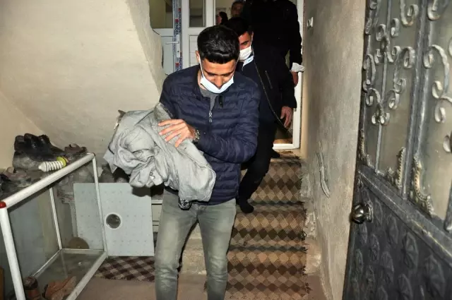 Yaralı kediye şefkat eli...Kediyi ceketine sararak veterinere teslim etti Yaralı kediye şefkat eli...Kediyi ceketine sararak veterinere teslim etti
