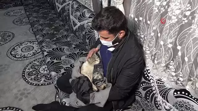 Yaralı kediye şefkat eli...Kediyi ceketine sararak veterinere teslim etti Yaralı kediye şefkat eli...Kediyi ceketine sararak veterinere teslim etti