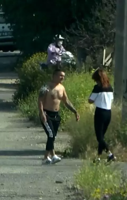Yarı çıplak halde aracından inip, sokaktaki kadının üzerine yürüdü Yarı çıplak halde aracından inip, sokaktaki kadının üzerine yürüdü