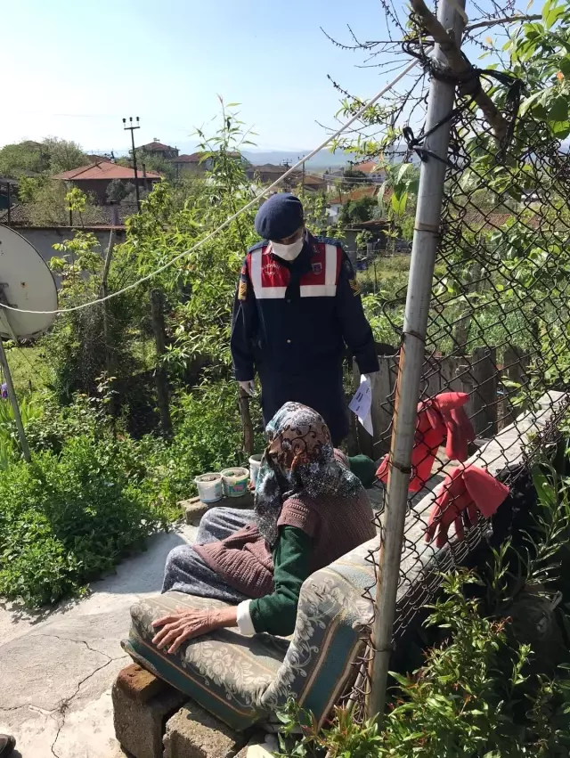Yaşlı ve engelli vatandaşların maaşları evlerinde ödeniyor Yaşlı ve engelli vatandaşların maaşları evlerinde ödeniyor