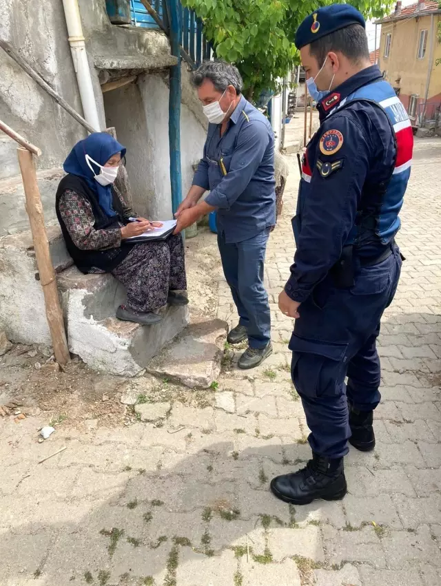 Yaşlı ve engelli vatandaşların maaşları evlerinde ödeniyor Yaşlı ve engelli vatandaşların maaşları evlerinde ödeniyor