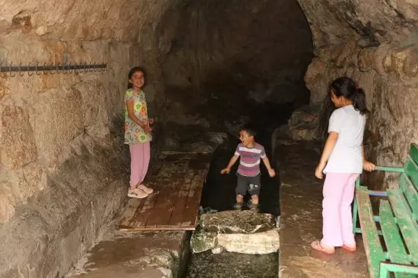 ADIYAMAN 4'ÜNCÜ MURAT'IN YAPTIRDIĞI CAMİNİN ALTINDAN AKAN SUDA SERİNLİYORLAR ADIYAMAN 4'ÜNCÜ MURAT'IN YAPTIRDIĞI CAMİNİN ALTINDAN AKAN SUDA SERİNLİYORLAR
